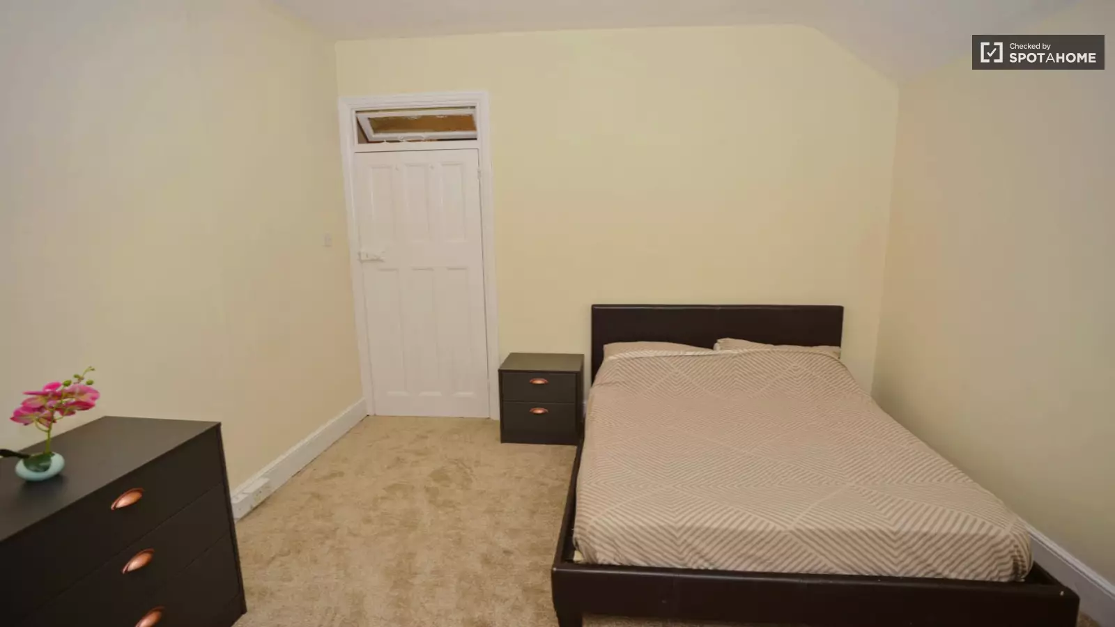 Flat Heathdene Road in Greater London