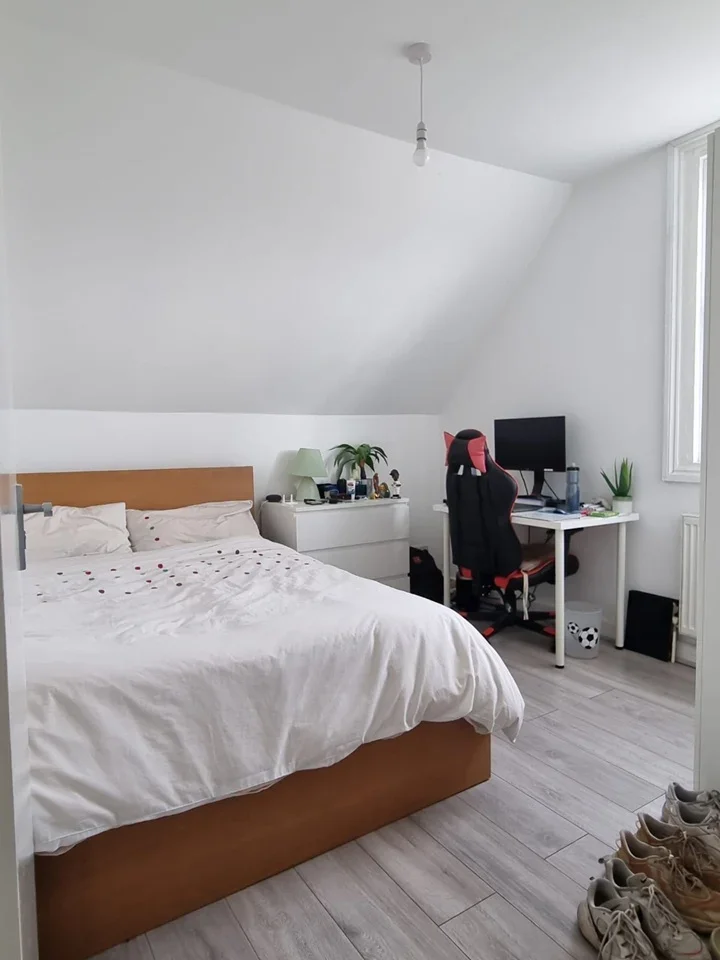Flat Russell Road in Greater London