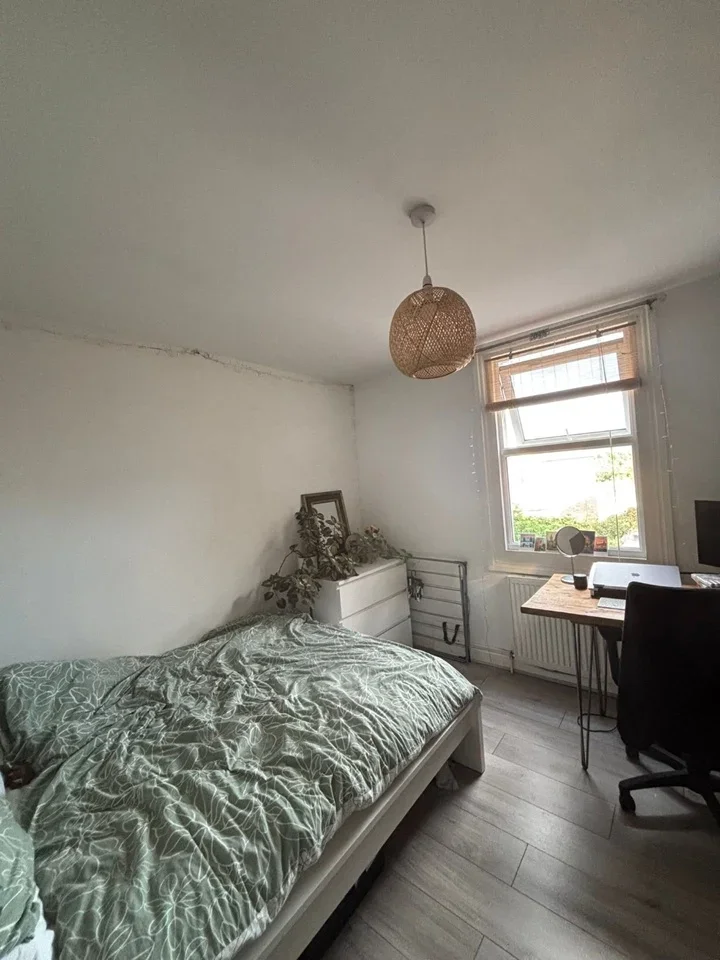 Flat Russell Road in Greater London