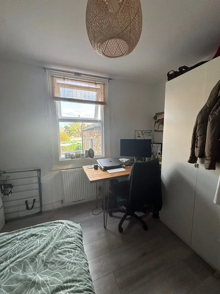 Flat Russell Road in Greater London