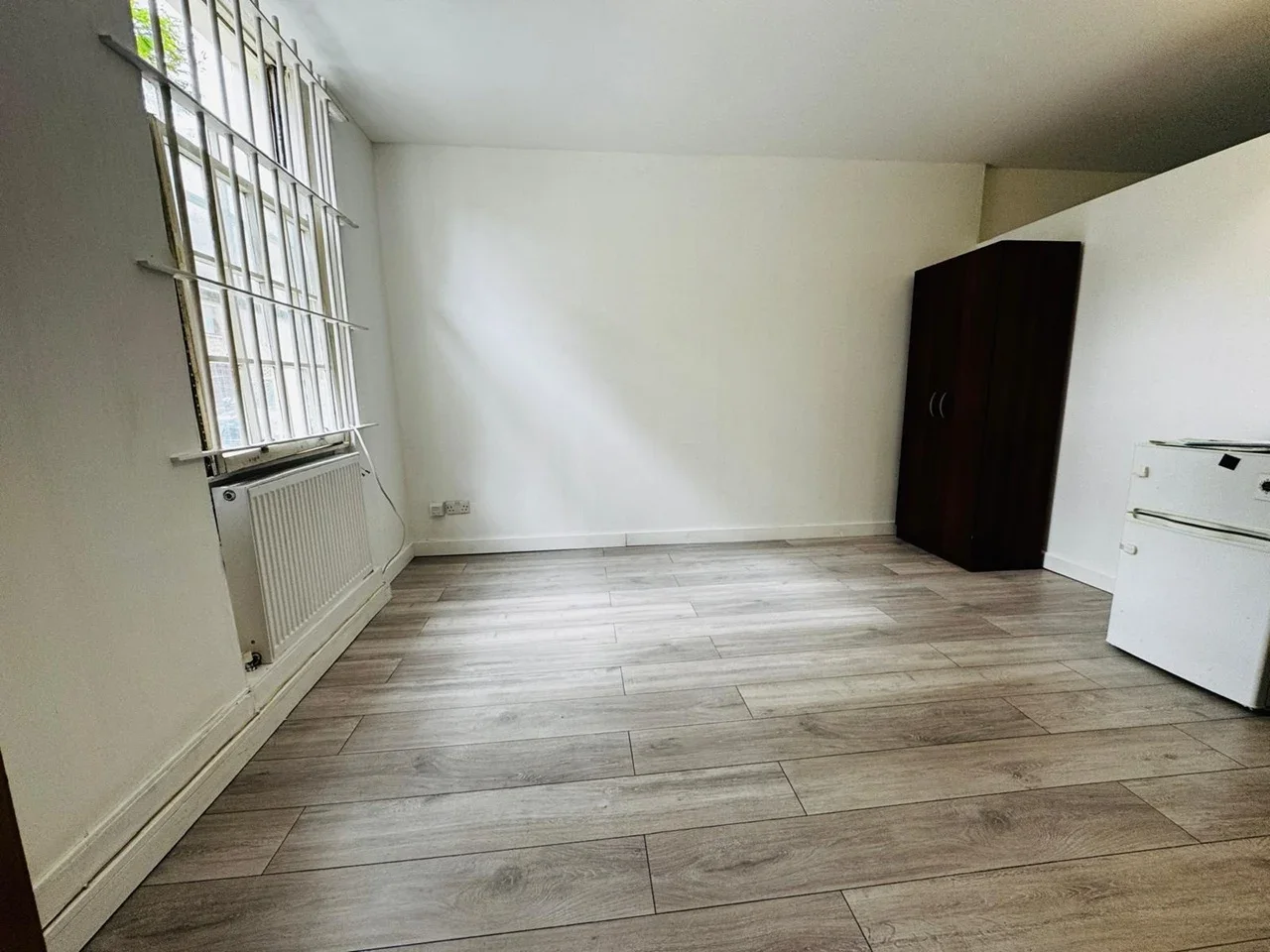 Flat Clapham Road in Greater London