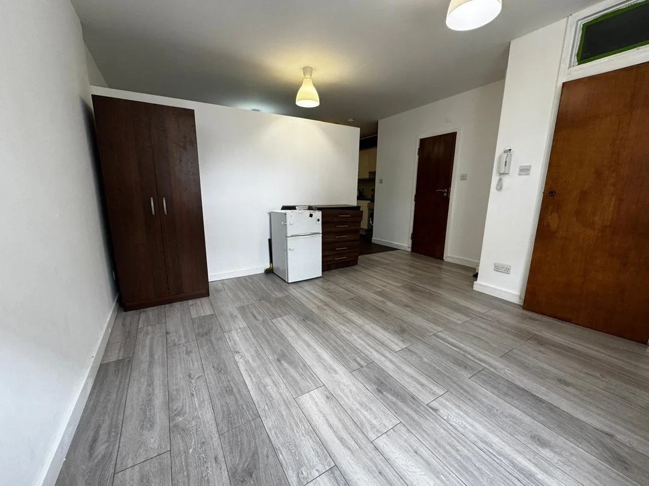 Flat Clapham Road in Greater London