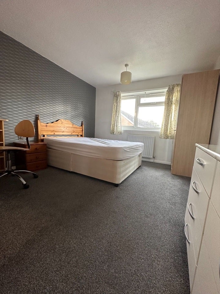 Room Wynford Road in Exeter