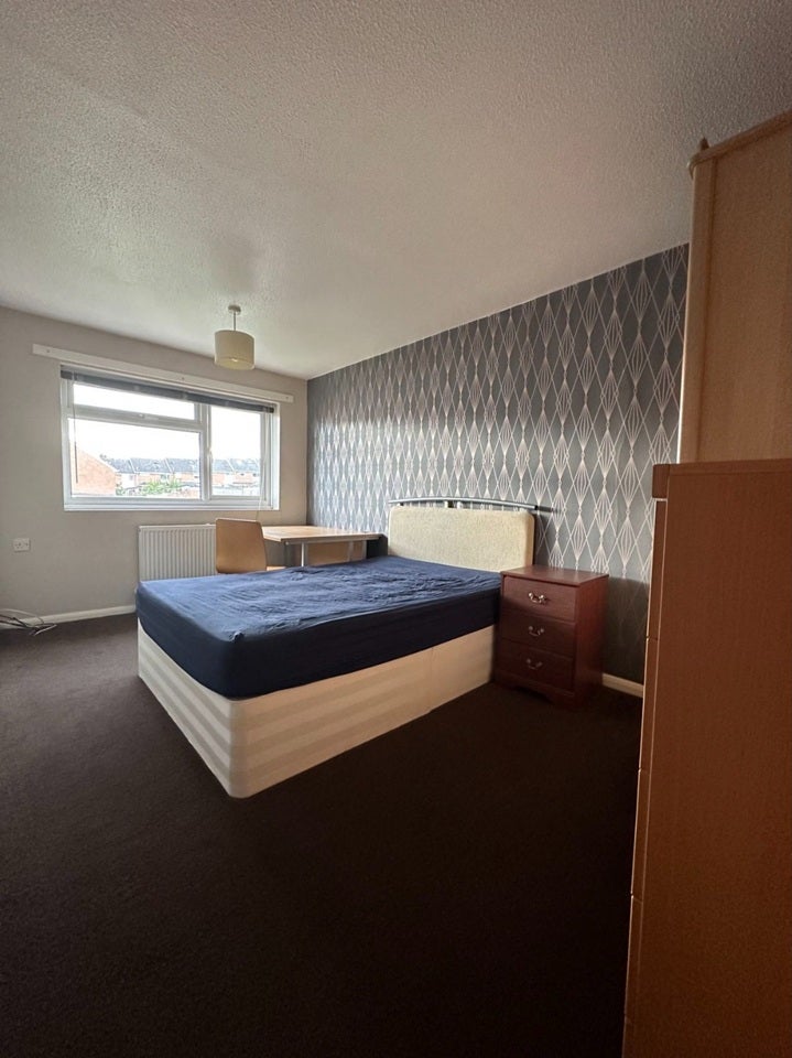 Room Wynford Road in Exeter