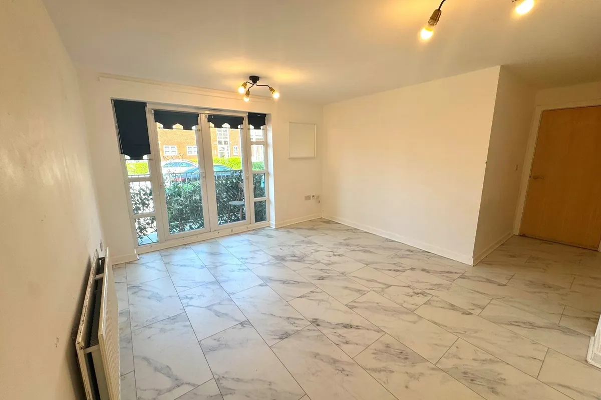 Flat Rossall Court in Moreton