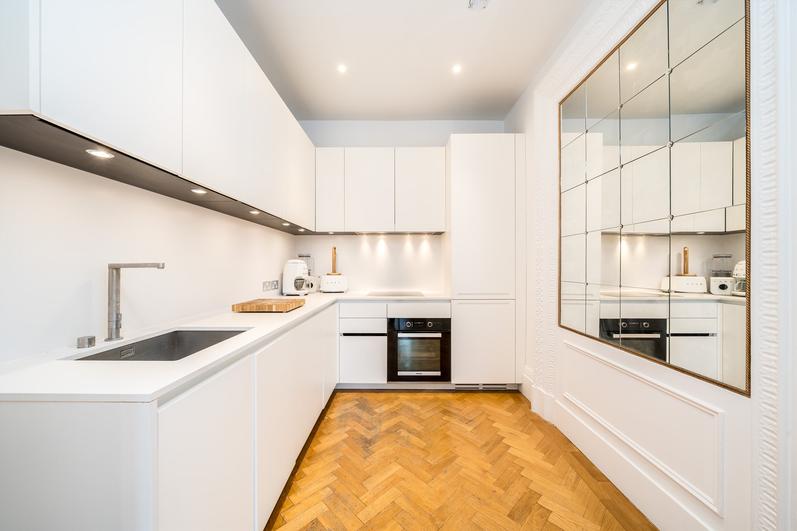Flat Queen's Gate Place Mews in Greater London