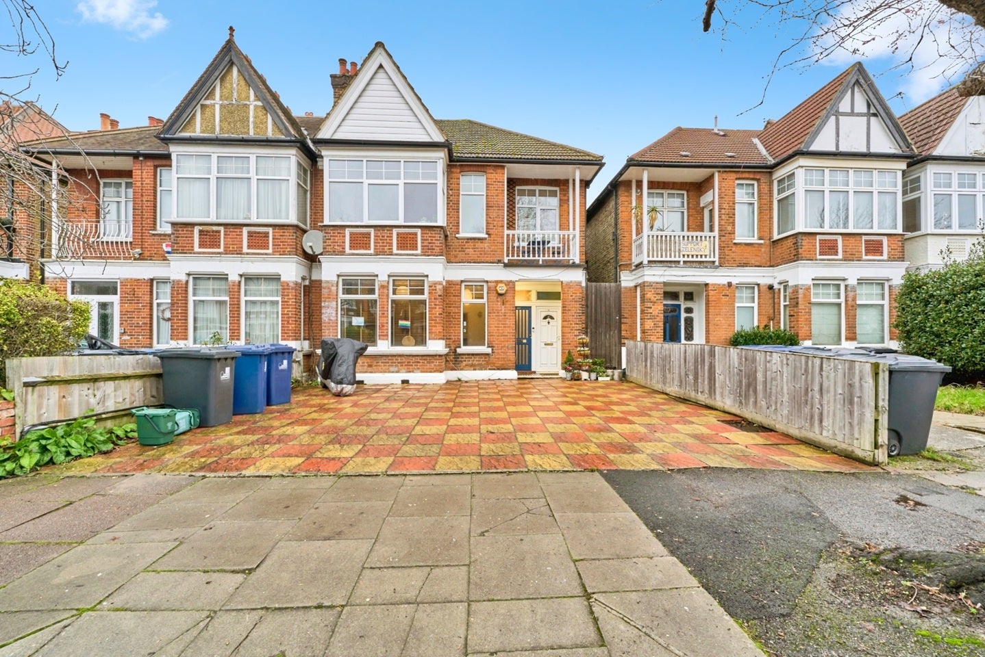 Flat Lynton Road in Greater London