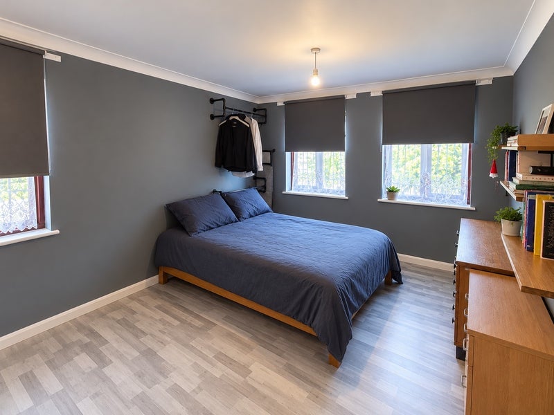 Room Cleeve Way in Greater London