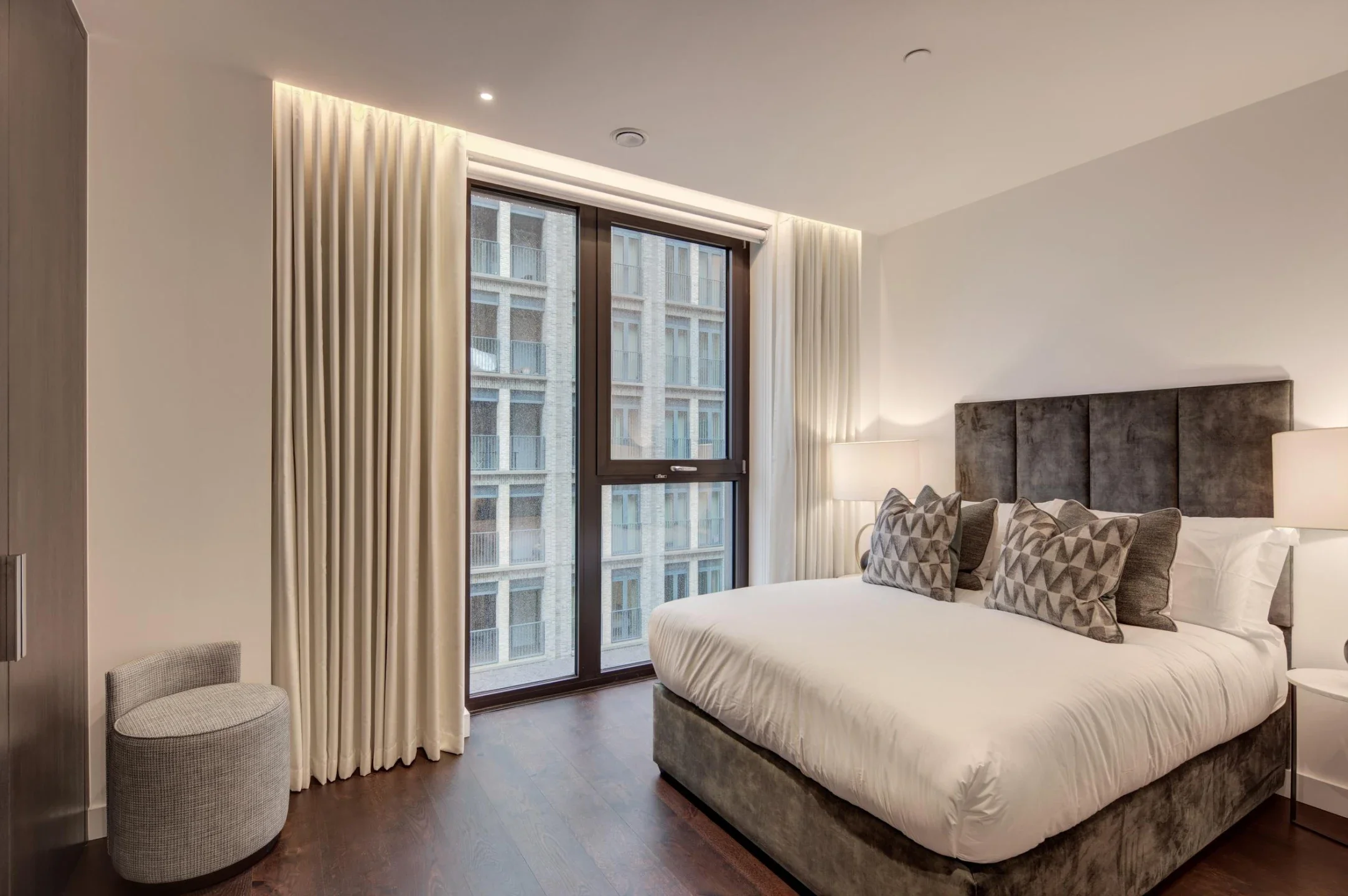 Flat Ponton Road in Greater London
