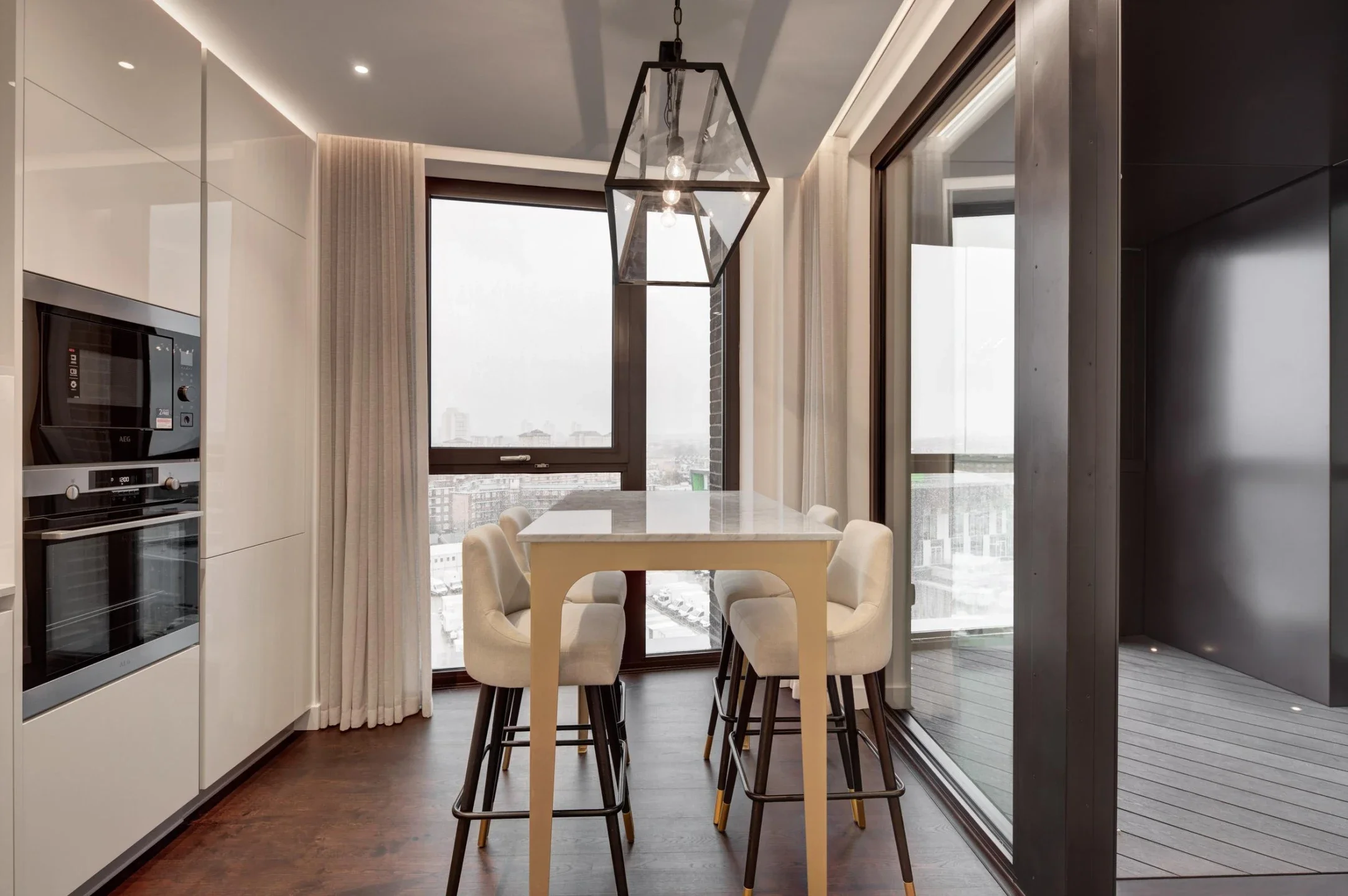 Flat Ponton Road in Greater London