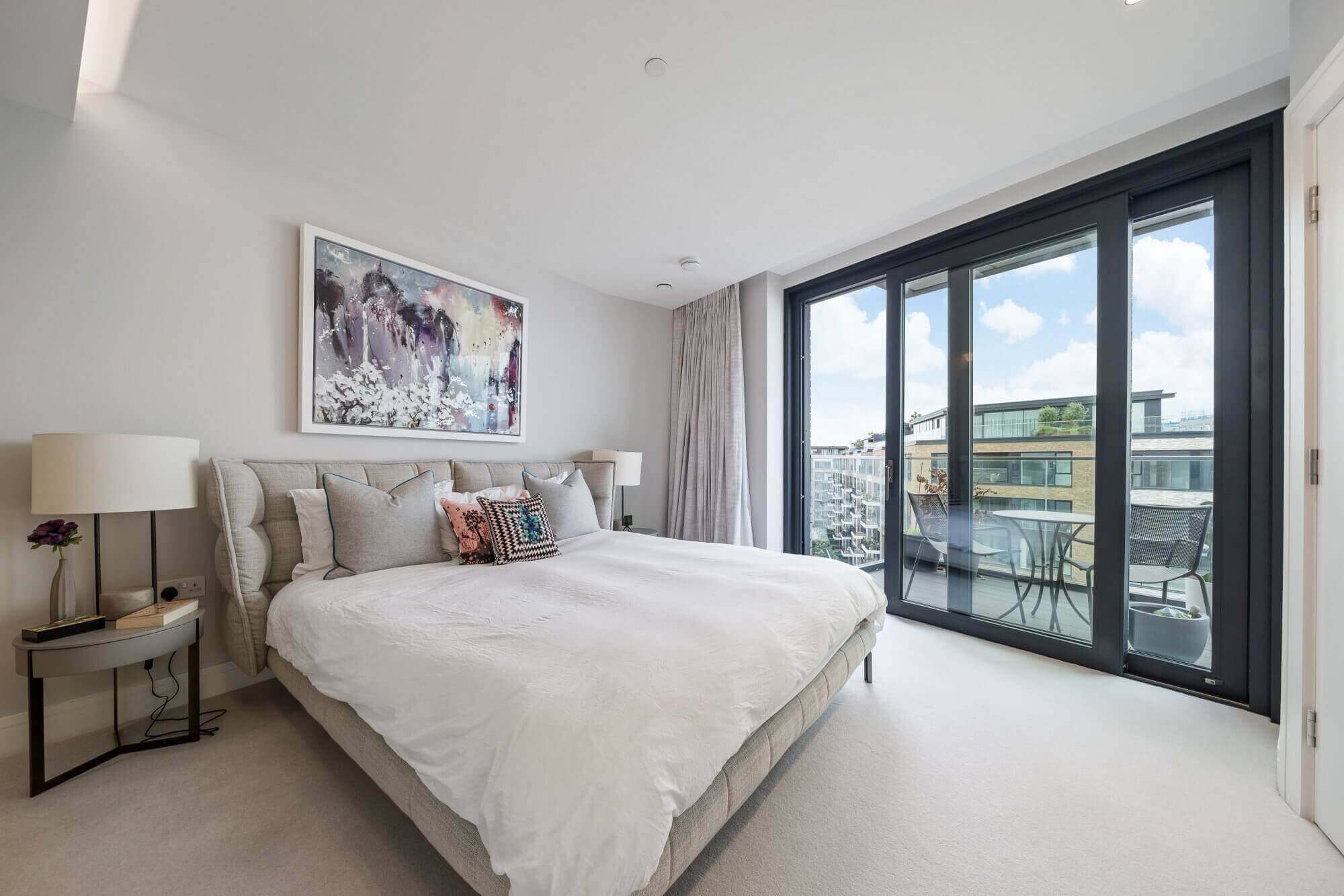 Flat Harbour Avenue in Greater London