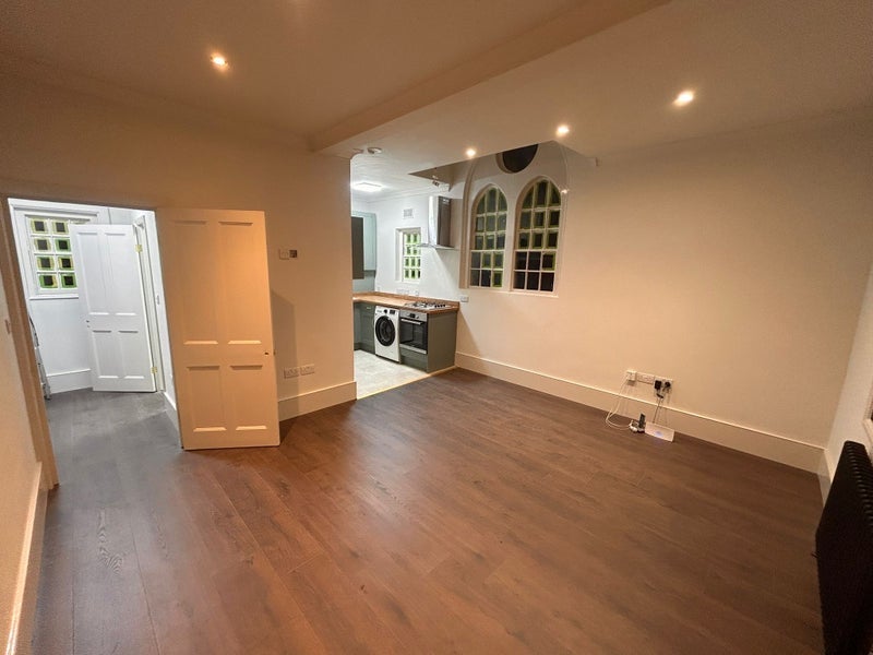 Flat Kennington Lane in Greater London