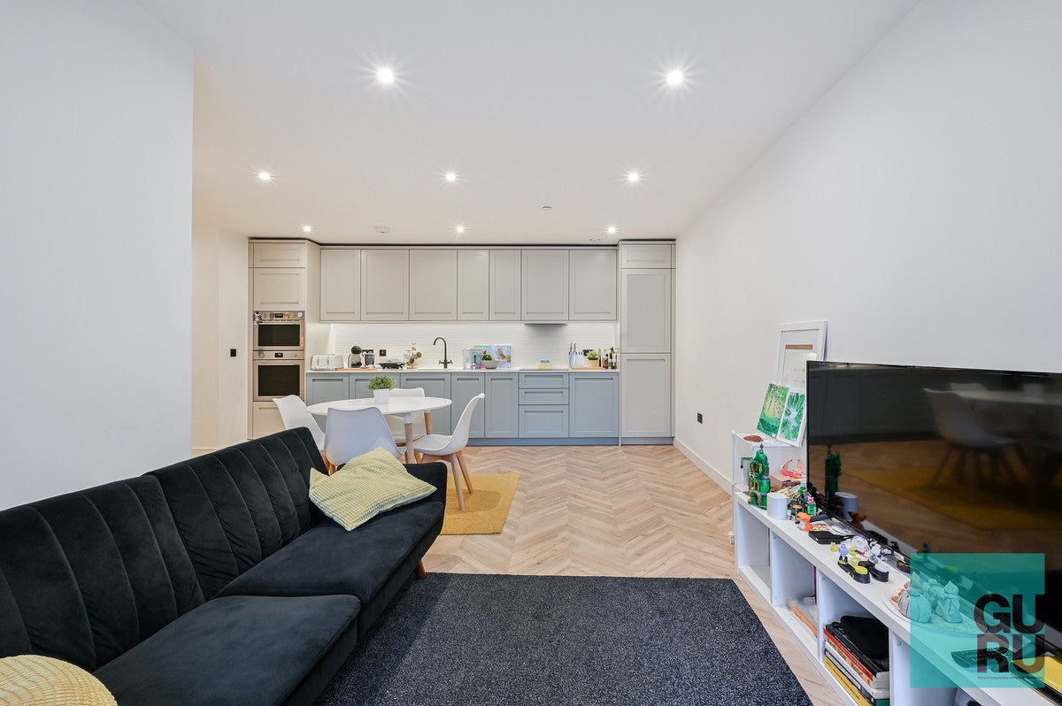 Flat Wheatfield Way in London