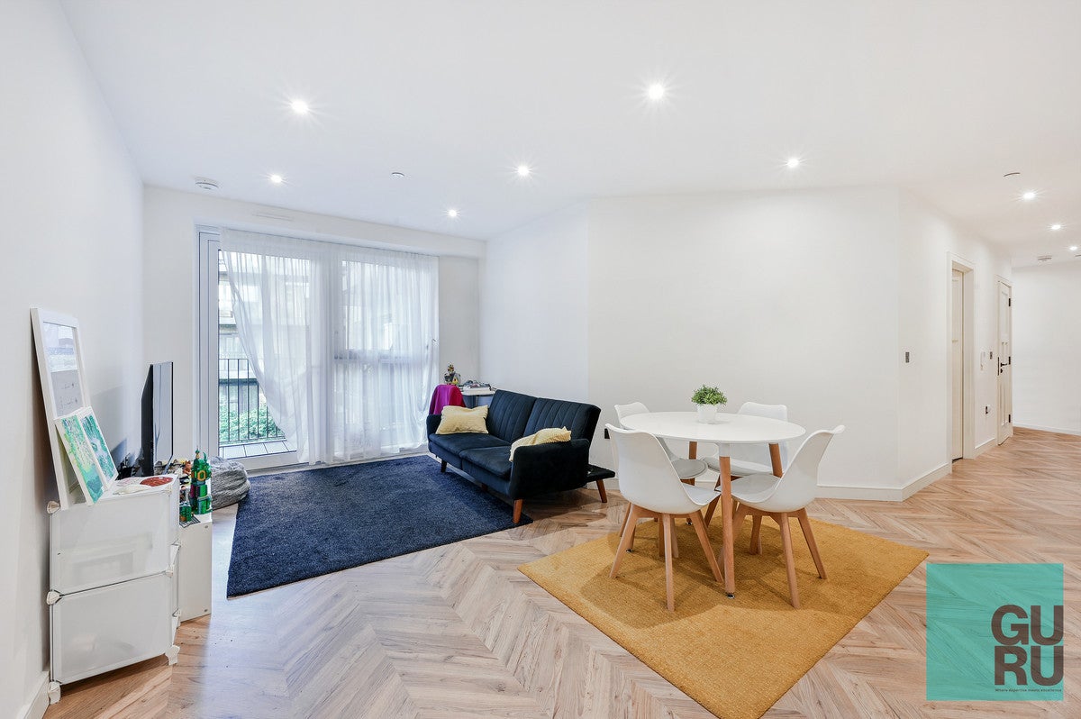 Flat Wheatfield Way in London