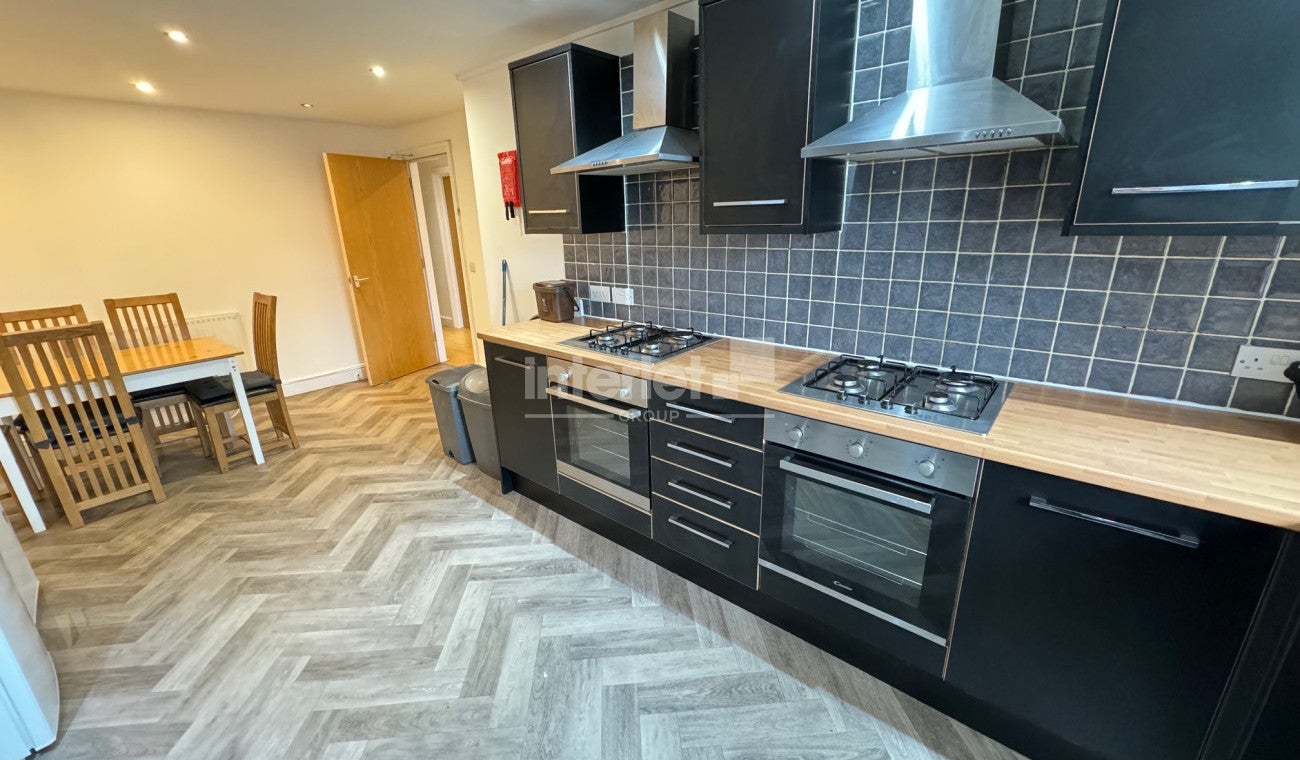 Flat Mundy Place in Cardiff