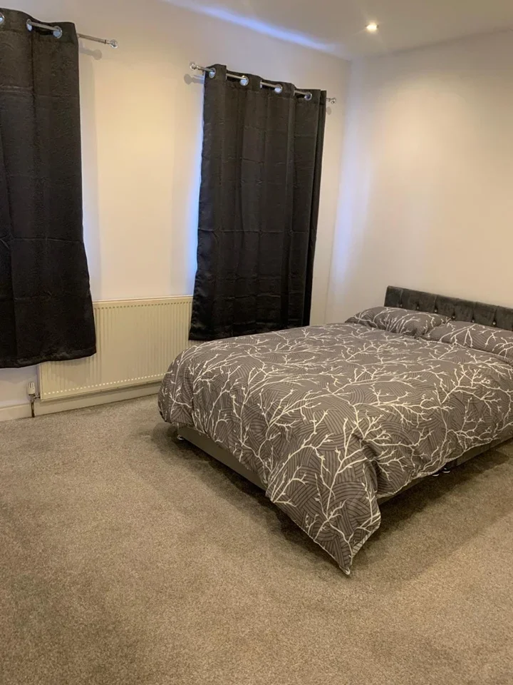 Room Mayo Road in Greater London