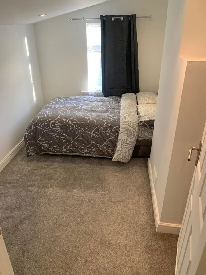 Room Mayo Road in Greater London