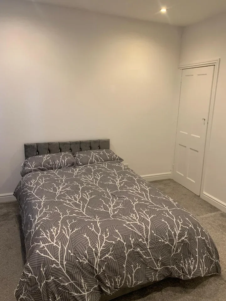 Room Mayo Road in Greater London
