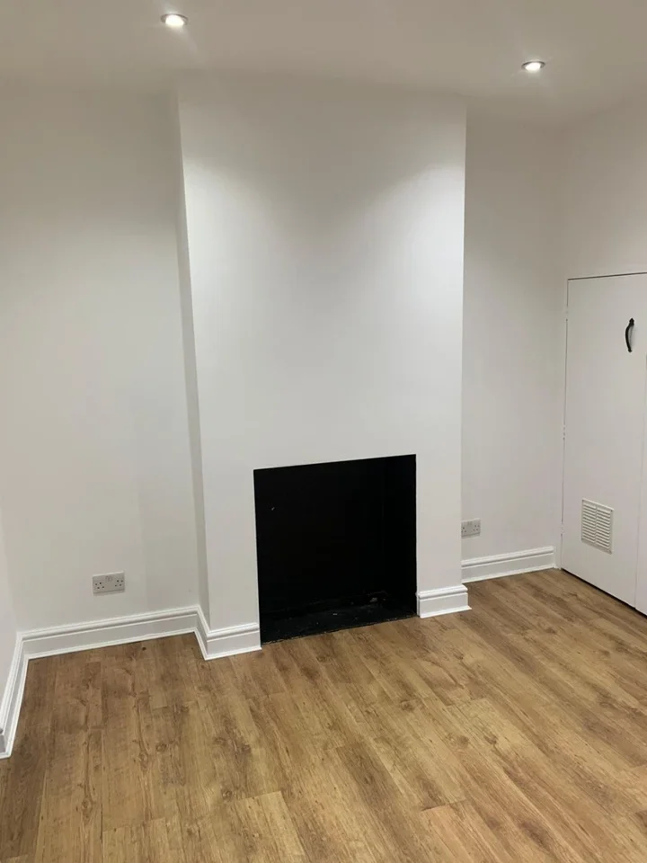 Room Mayo Road in Greater London