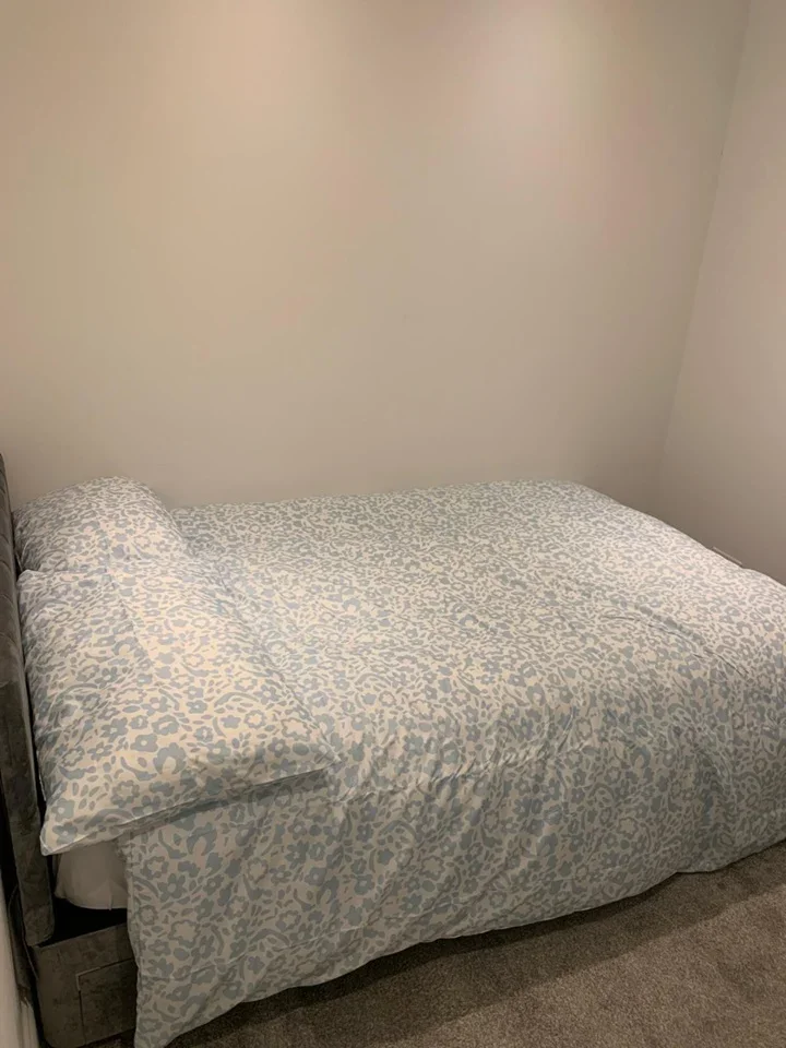 Room Mayo Road in Greater London
