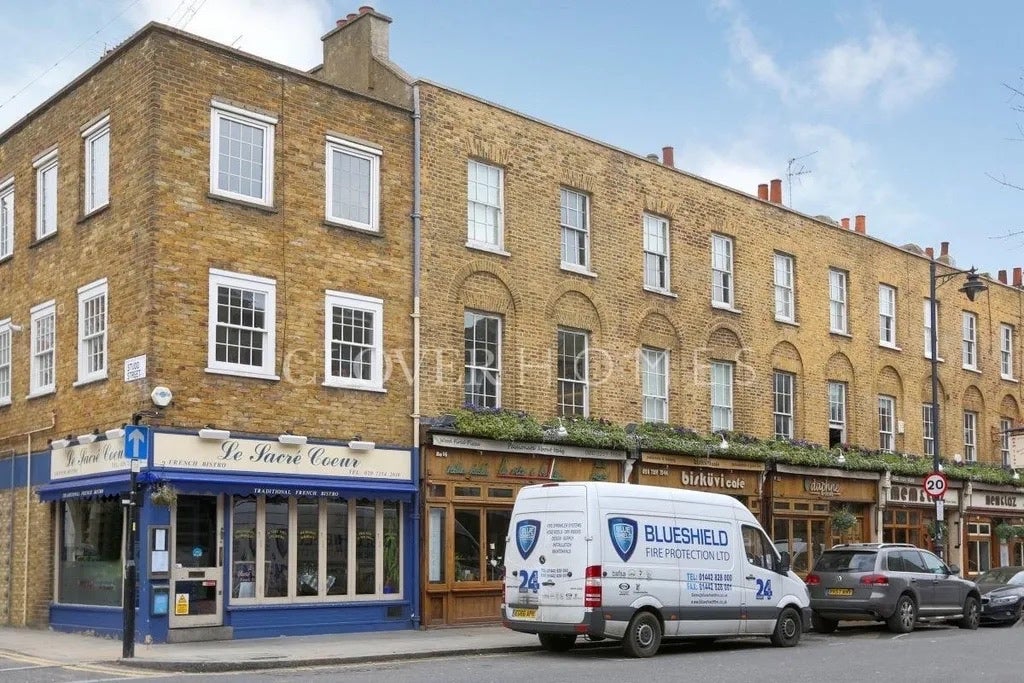 Flat Theberton Street in Greater London