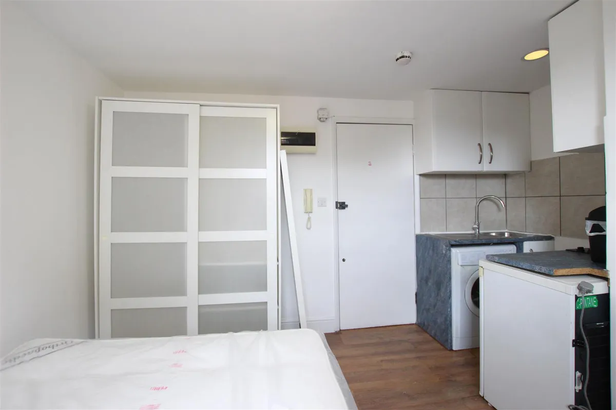 Flat Heathfield Park in Greater London
