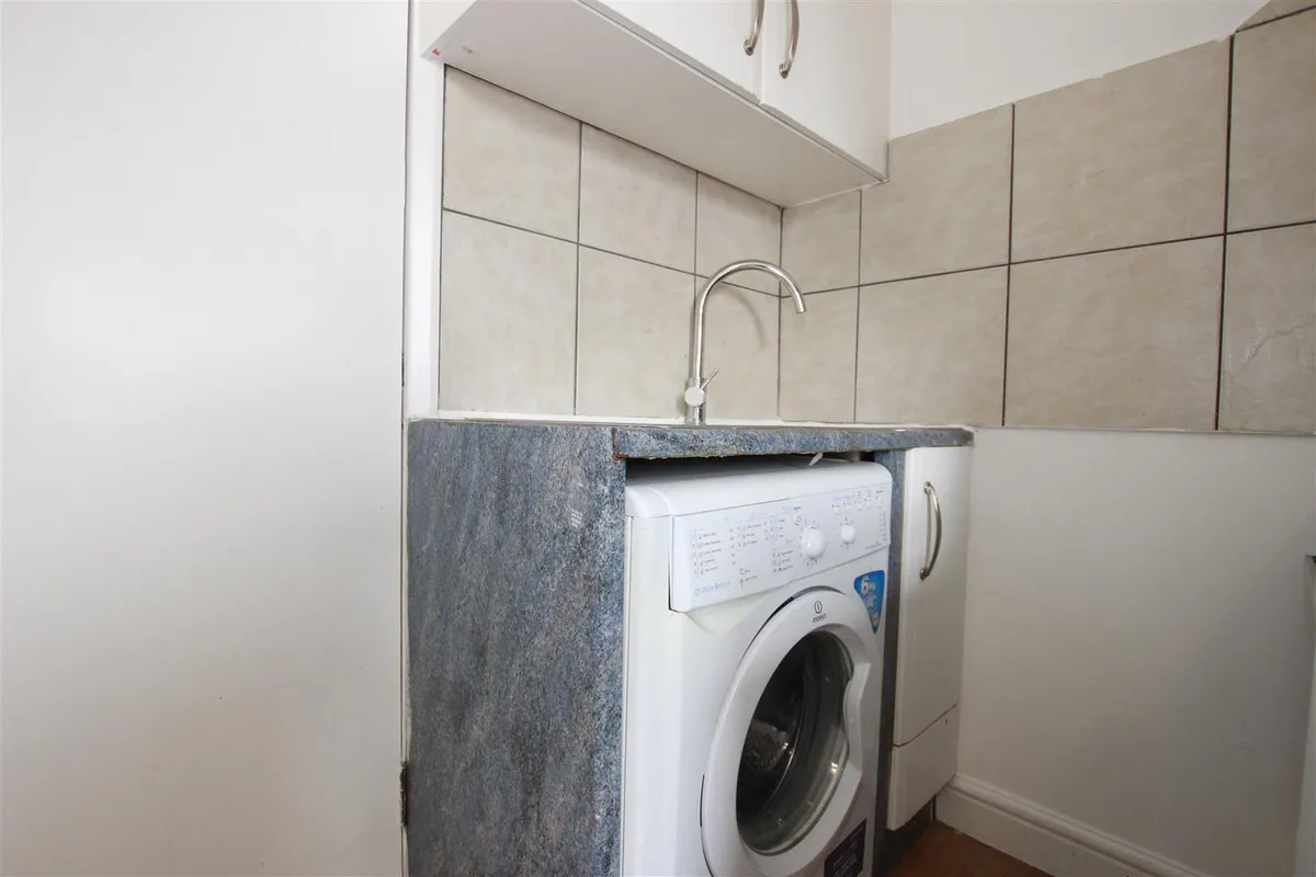 Flat Heathfield Park in Greater London