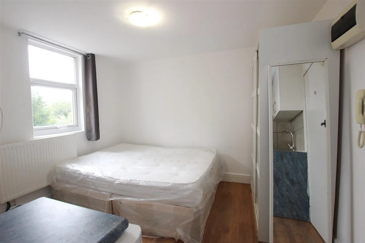 Flat Heathfield Park in Greater London