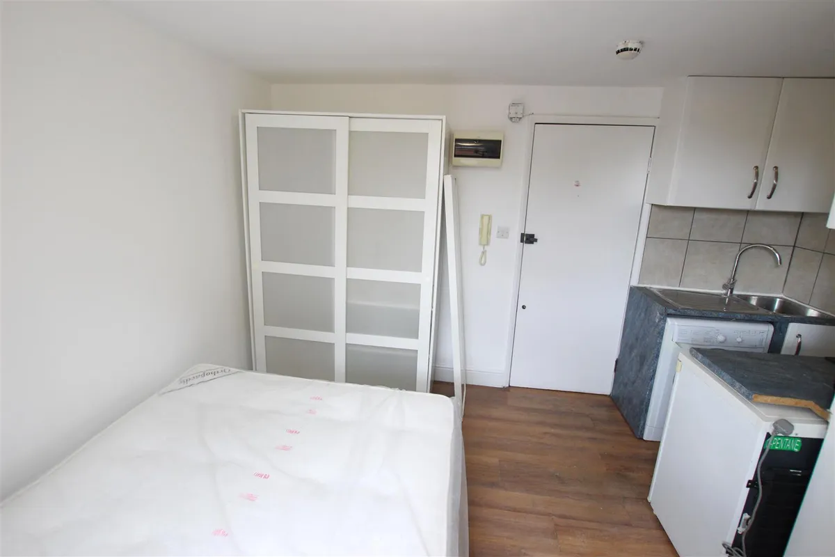 Flat Heathfield Park in Greater London