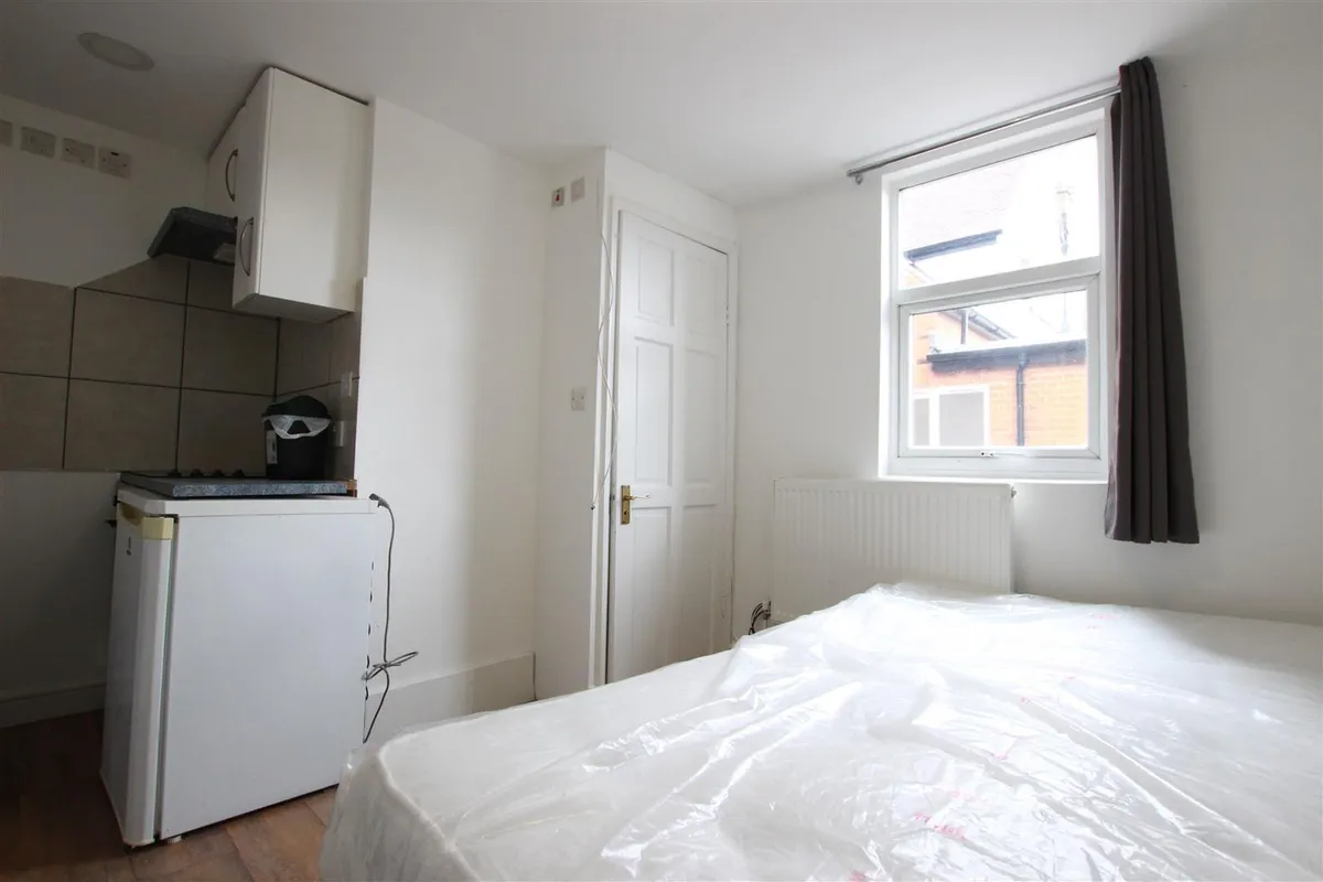 Flat Heathfield Park in Greater London