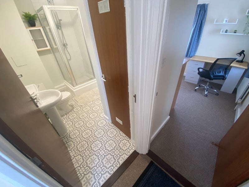 Room Turnpike Lane in Greater London