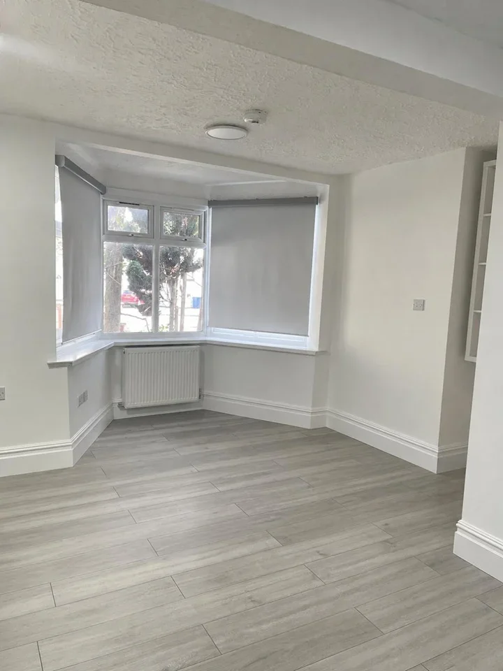 Flat Merlin Crescent in Greater London