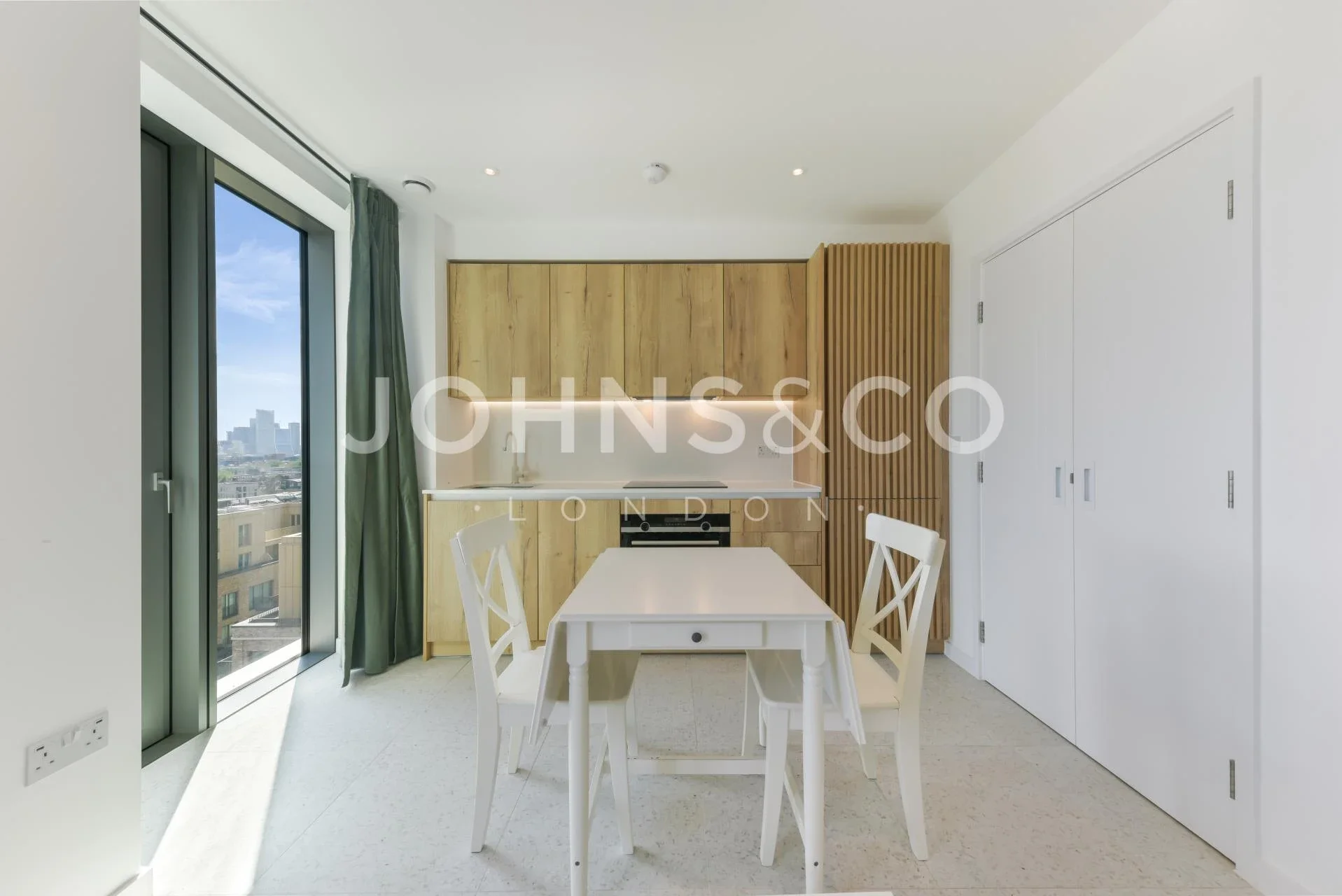 Flat Cendal Crescent in Greater London