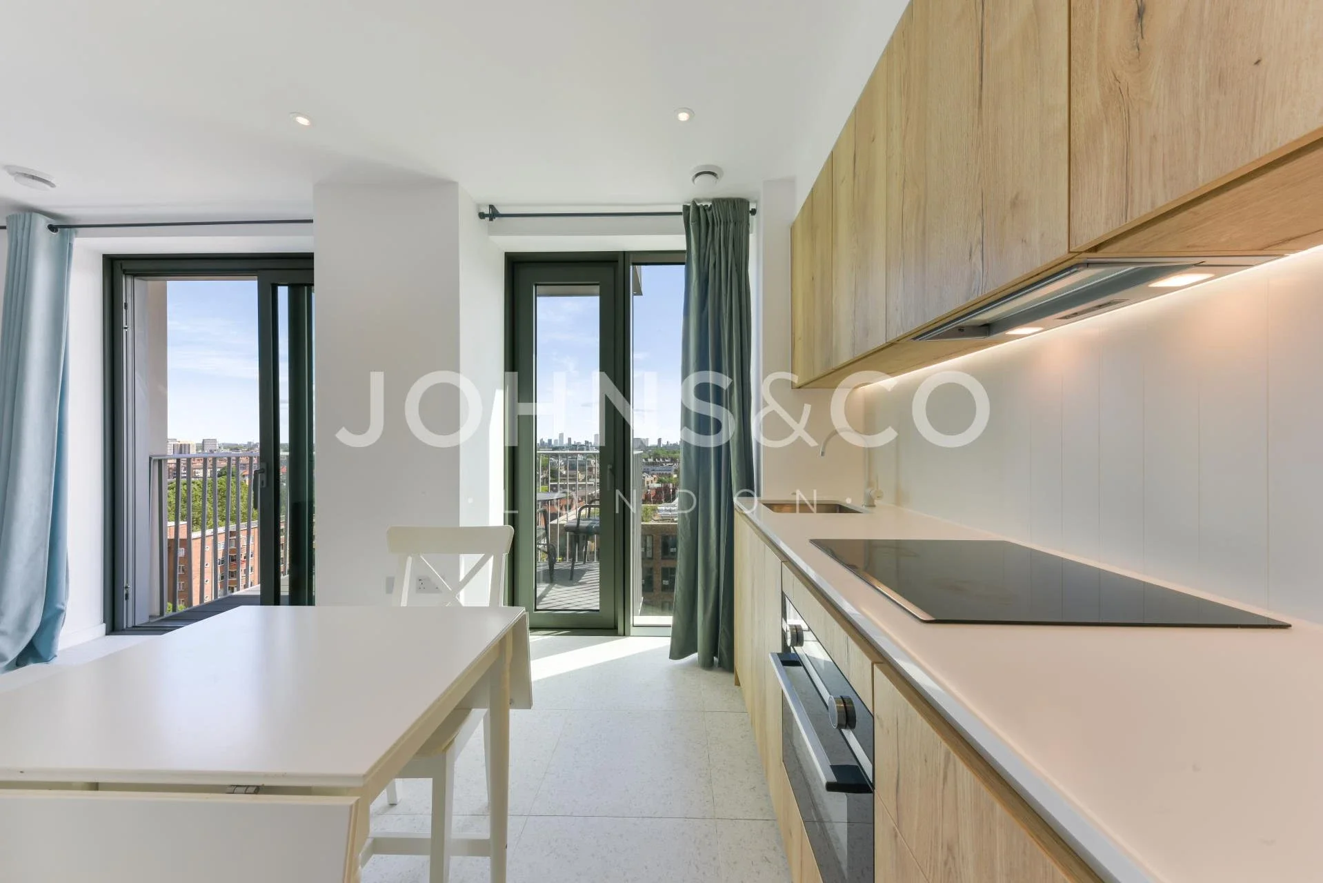 Flat Cendal Crescent in Greater London