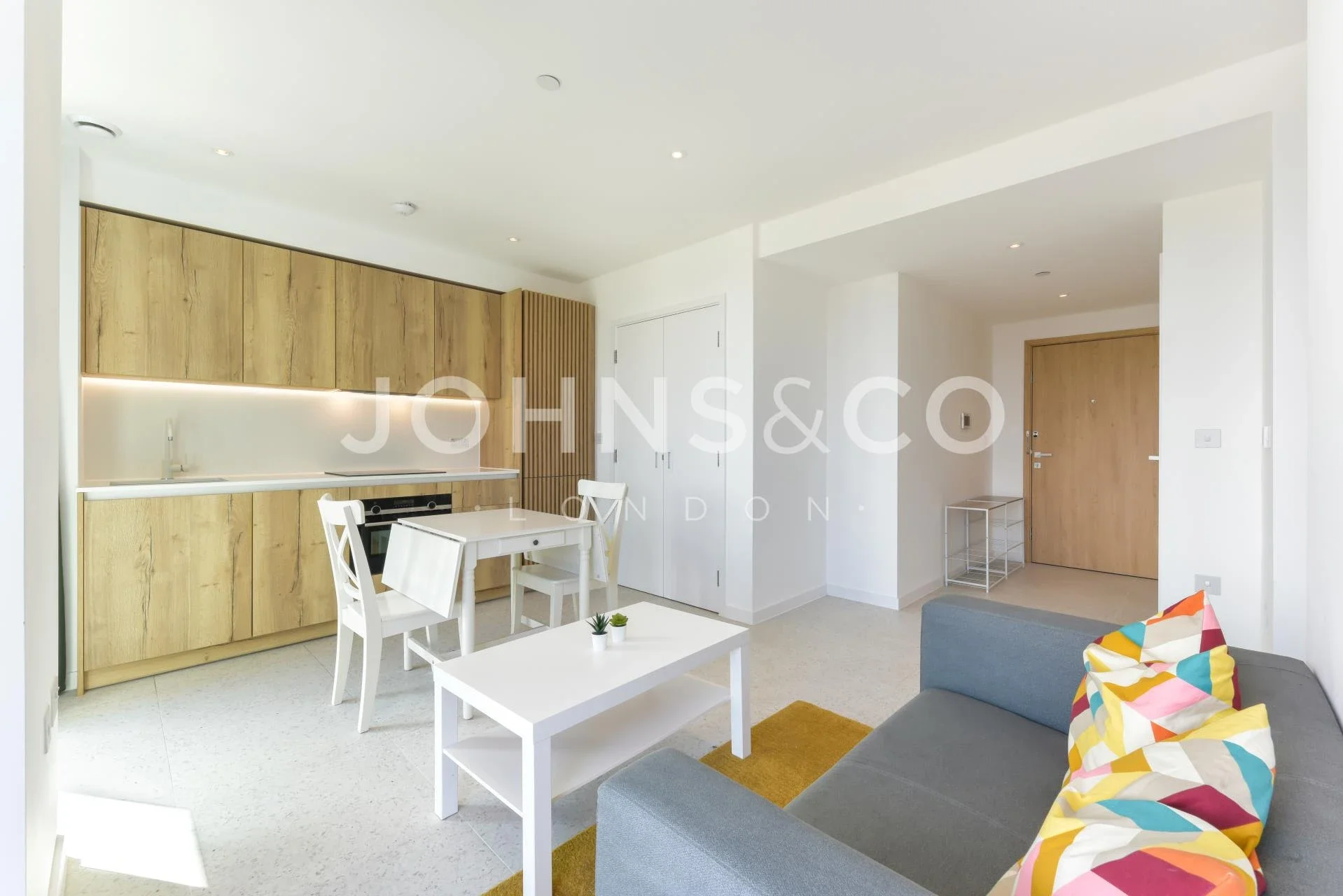 Flat Cendal Crescent in Greater London