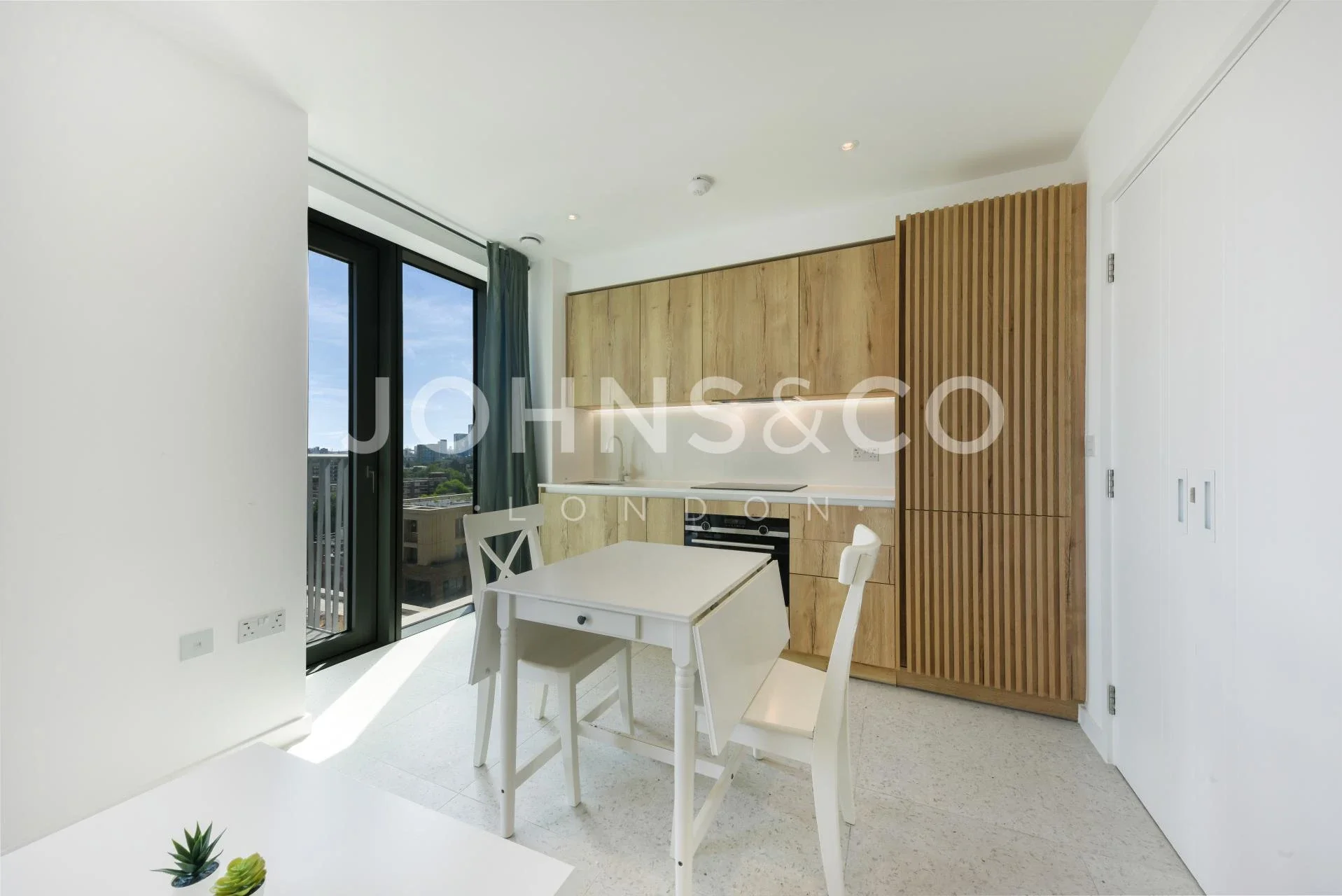 Flat Cendal Crescent in Greater London