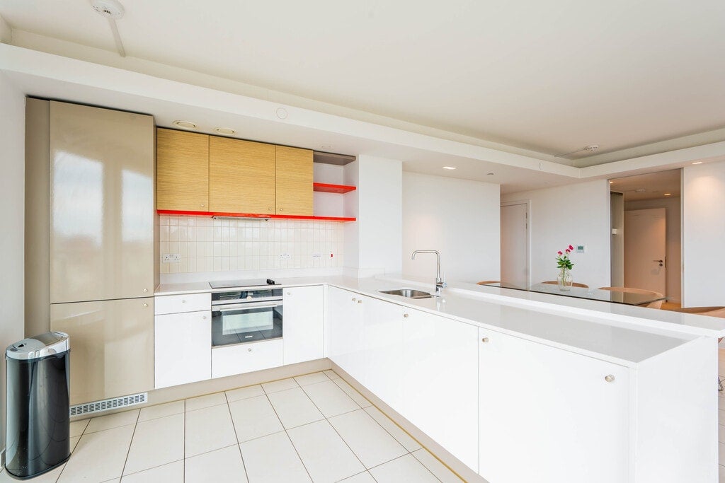 Flat Silvertown Way in Greater London