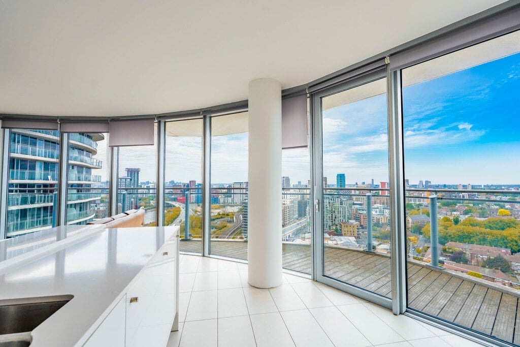 Flat Silvertown Way in Greater London