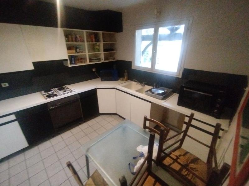 Room Rue des Treilles in Libourne