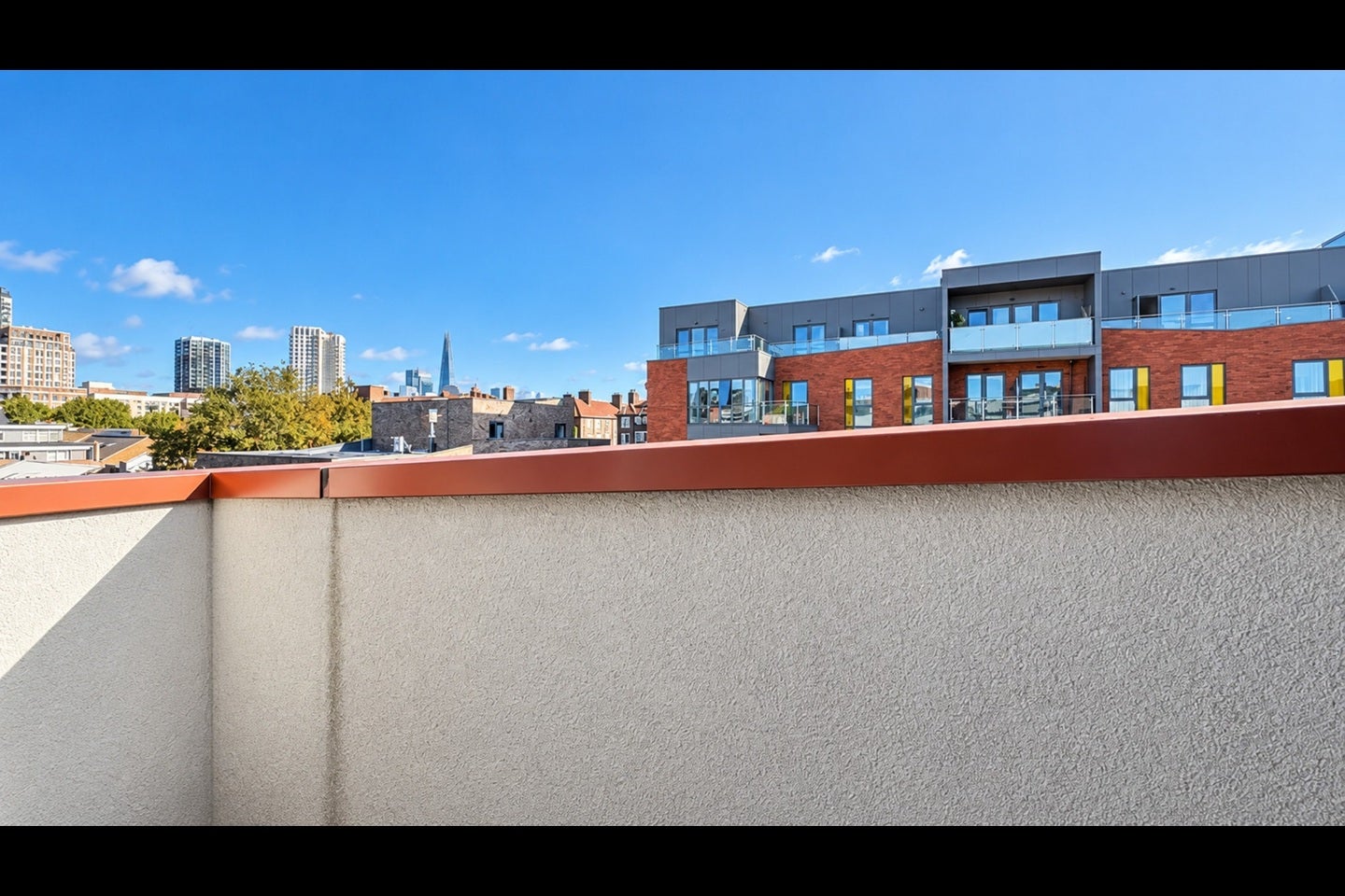 Flat Waleorde Road in Greater London
