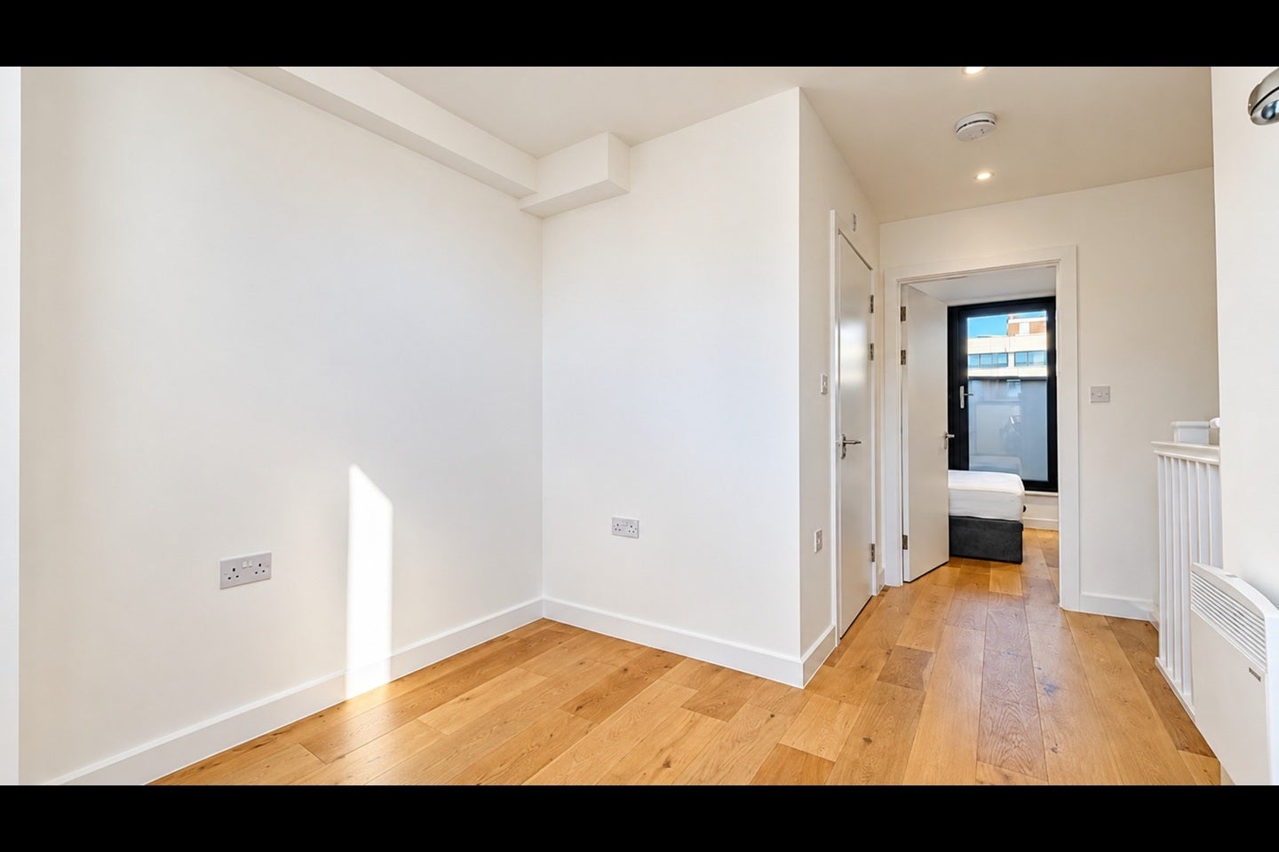 Flat Waleorde Road in Greater London