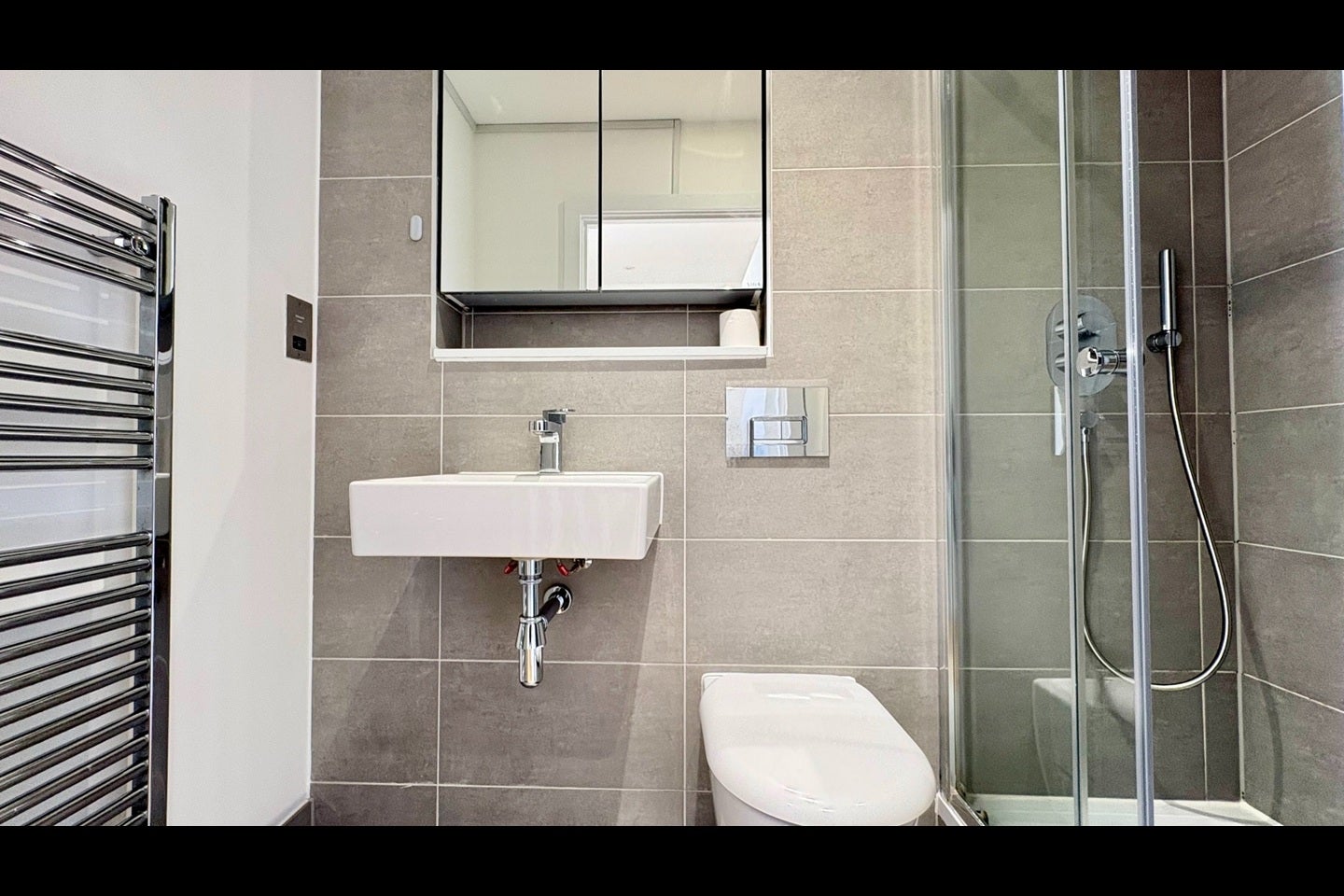 Flat Waleorde Road in Greater London