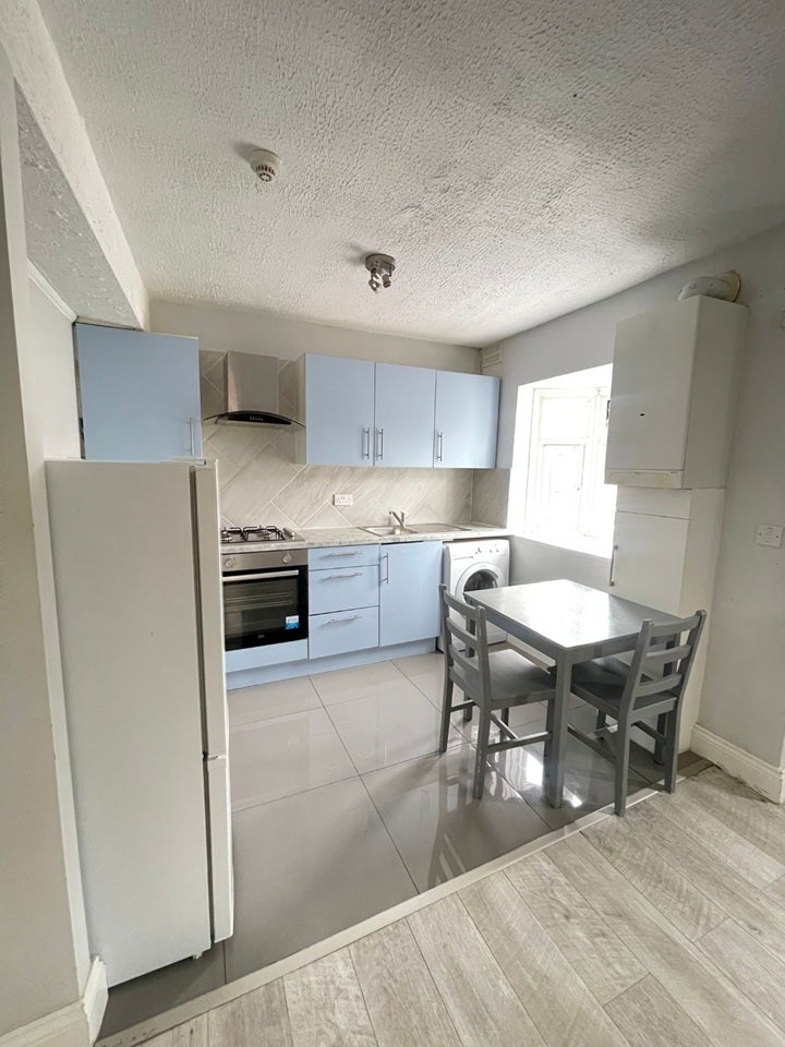 Room Lonsdale Avenue in Greater London
