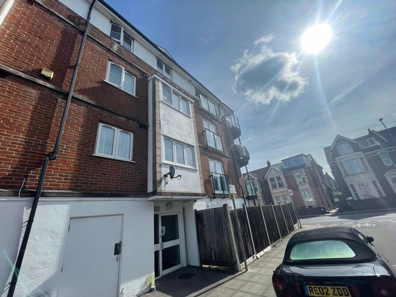 Flat Montgomerie Road in Portsmouth