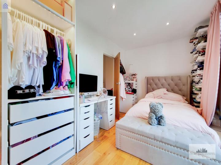 Flat Westferry Road in Greater London