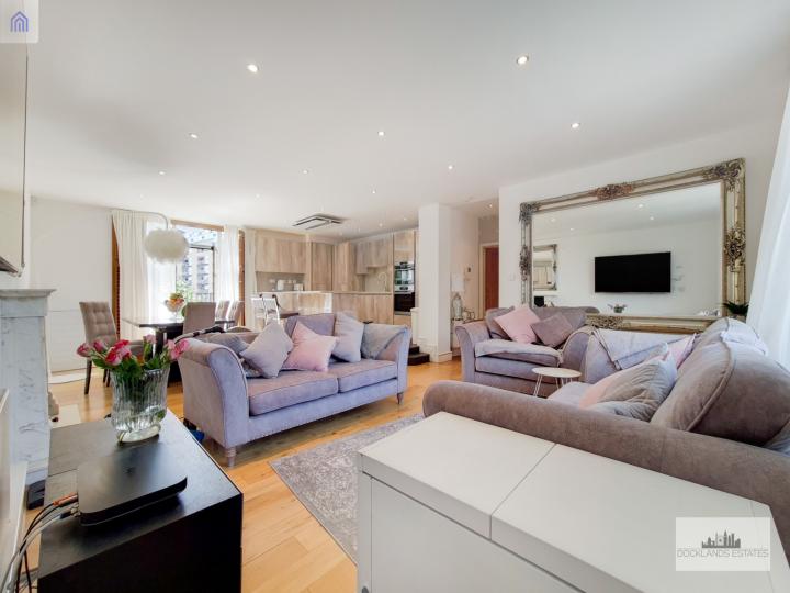 Flat Westferry Road in Greater London