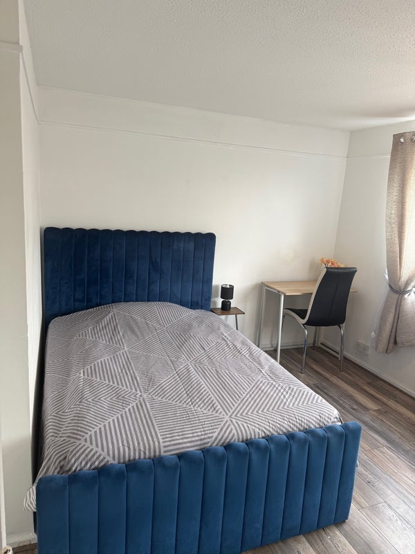 Room Caburn Heights in Crawley