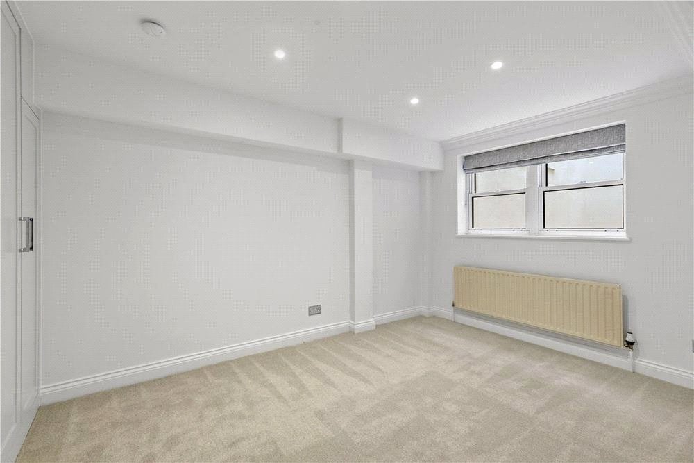 Flat Manson Place in Greater London