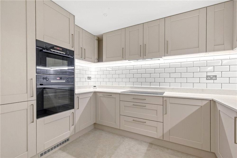 Flat Manson Place in Greater London