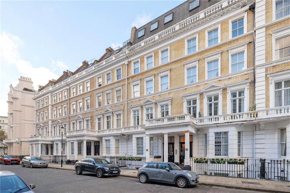 Flat Manson Place in Greater London